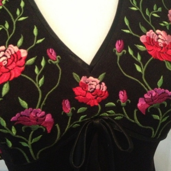 Embroidered flowers on black maxi high low dress - Picture 3 of 4